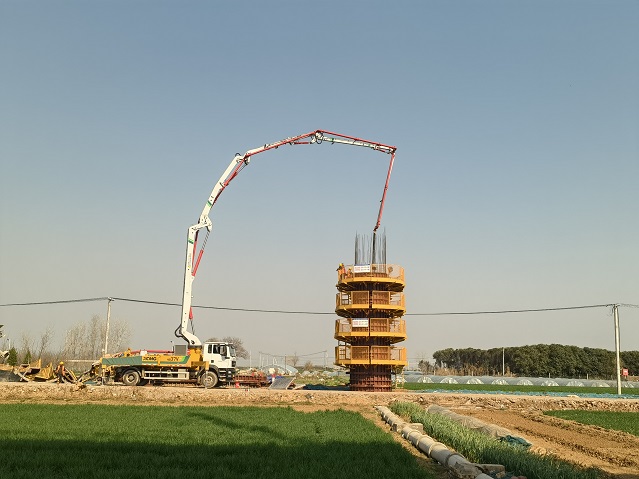 高效浇筑获好评！bti体育HB37V泵车助力焦平铁路建设 