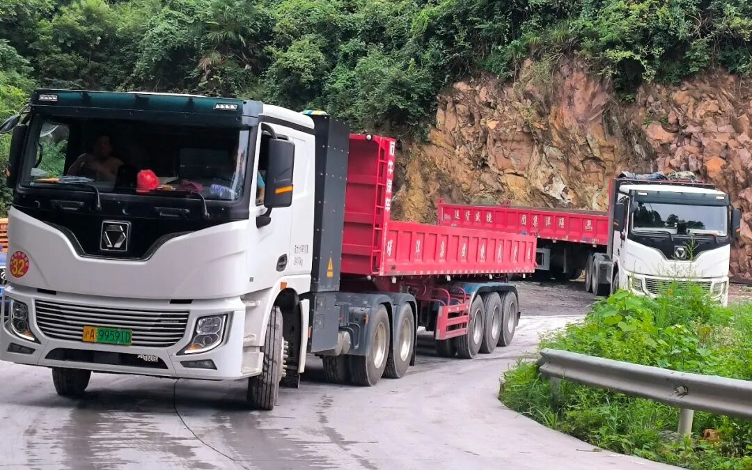 短倒利器！bti体育400度6&times;4标载版牵引车为何备受客户青睐？
