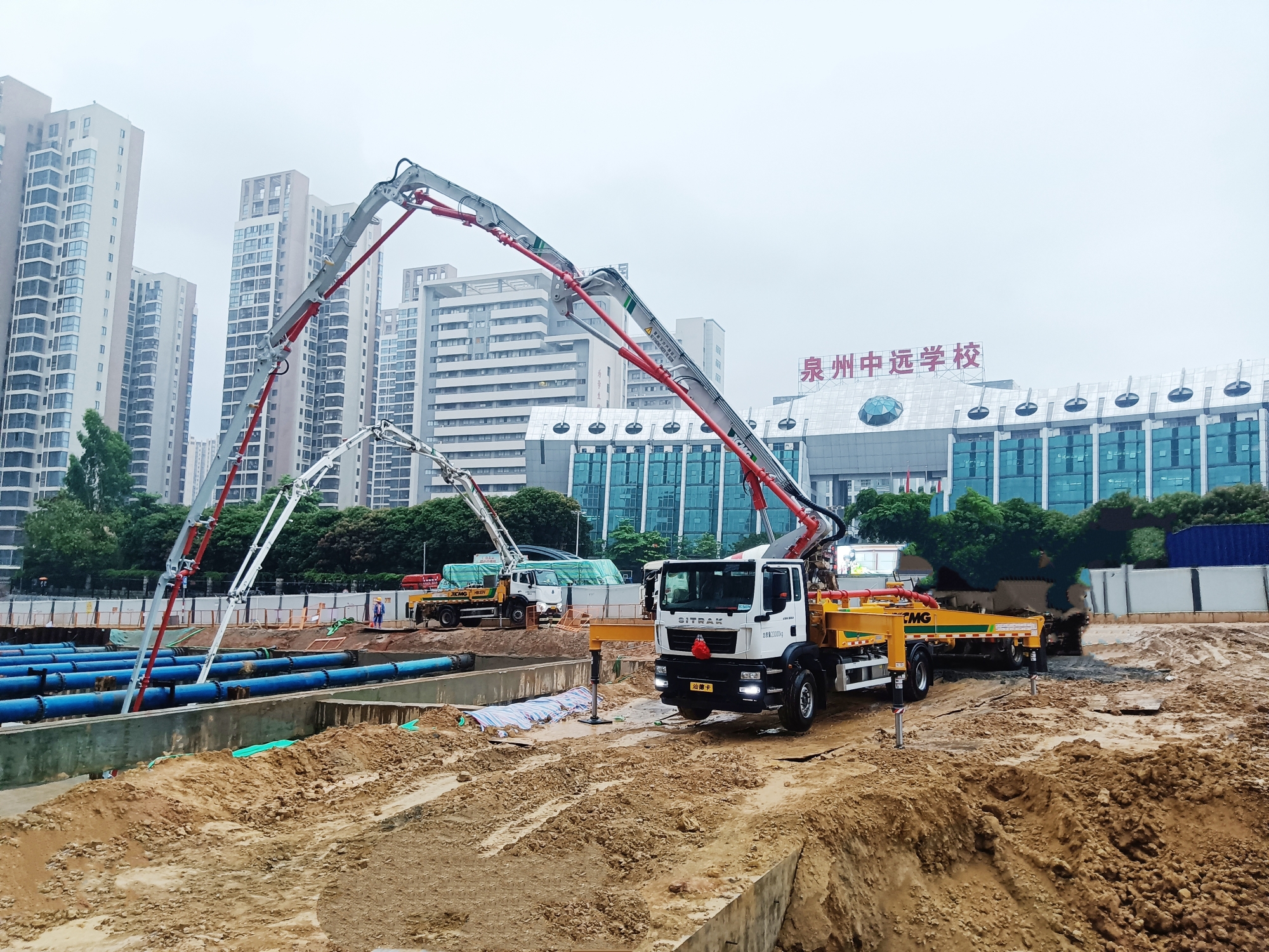 bti体育混凝土成套化设备高效浇筑泉州急剧路刷新工程！